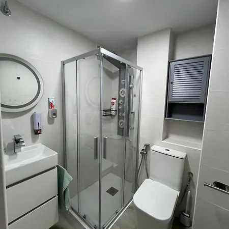 Privada Con Bano En Moderno * カディス